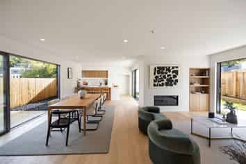 4/15 Lake Domain Drive, Hamilton Lake