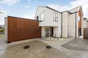 4/15 Lake Domain Drive, Hamilton Lake