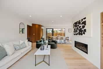 4/15 Lake Domain Drive, Hamilton Lake