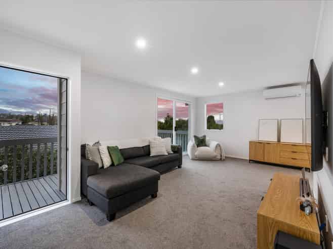 24 Halloran Place, Massey