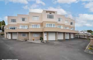 9/208A Lake Terrace, Waipahihi