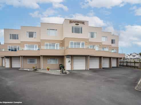 9/208A Lake Terrace, Waipahihi