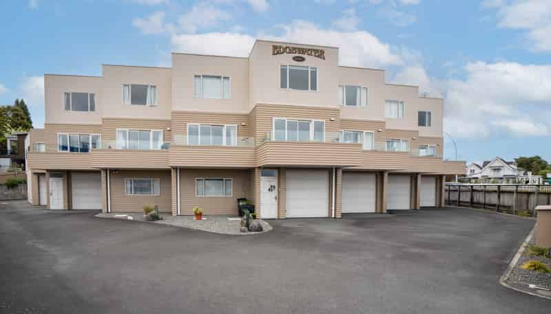 9/208A Lake Terrace, Waipahihi