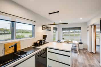 1/30 Meeanee Quay, Westshore