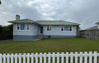 25 Sylvan Crescent, Te Atatu South