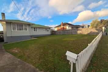 25 Sylvan Crescent, Te Atatu South