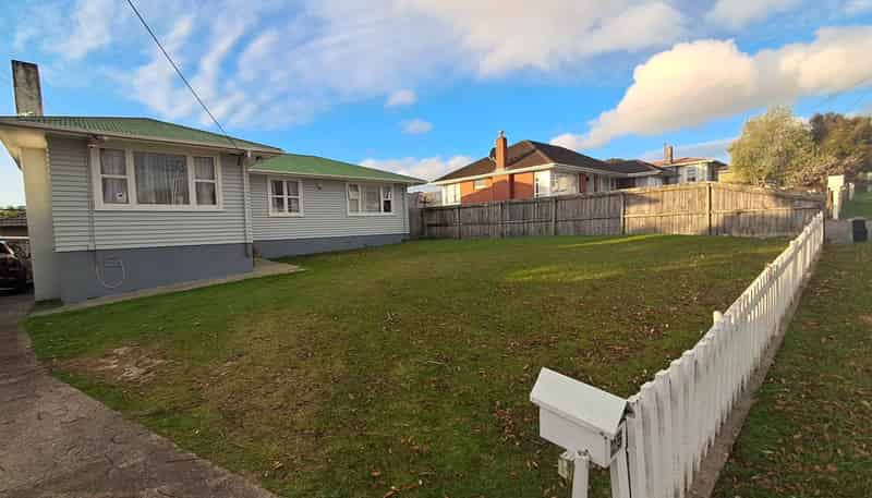 25 Sylvan Crescent, Te Atatu South
