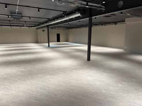 Fully refurbished city fringe showroom