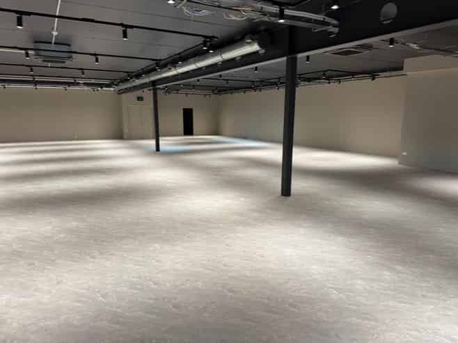 Fully refurbished city fringe showroom