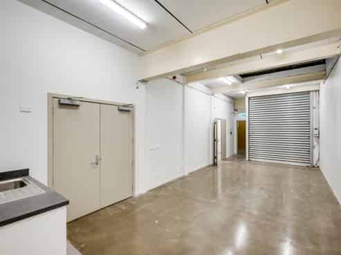 Fully refurbished city fringe showroom