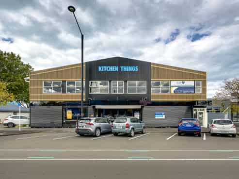 Fully refurbished city fringe showroom