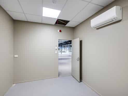 Fully refurbished city fringe showroom