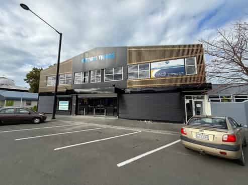 Fully refurbished city fringe showroom