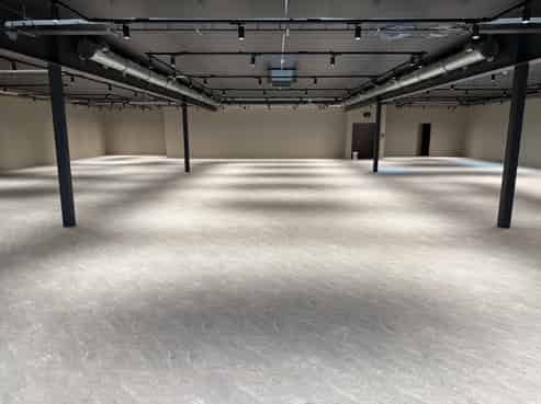 Fully refurbished city fringe showroom