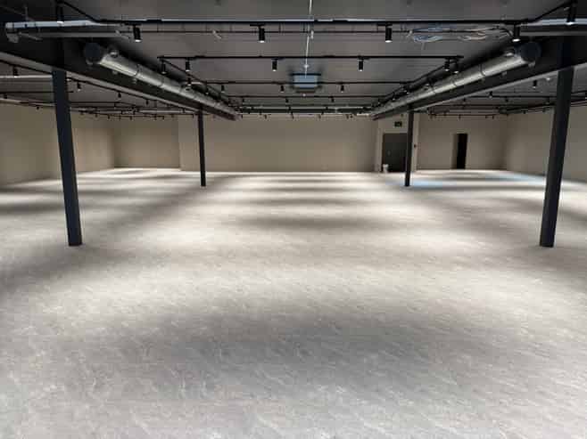 Fully refurbished city fringe showroom