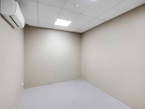 Fully refurbished city fringe showroom