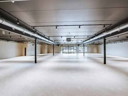 Fully refurbished city fringe showroom