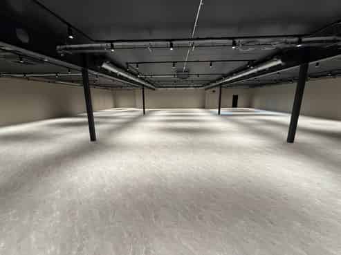 Fully refurbished city fringe showroom