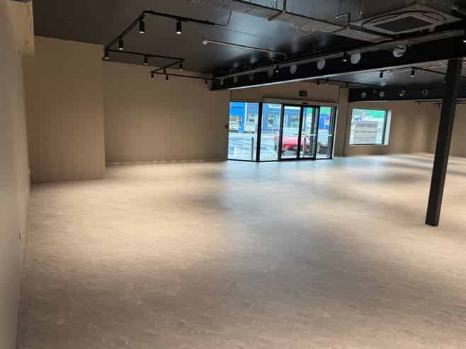 Fully refurbished city fringe showroom