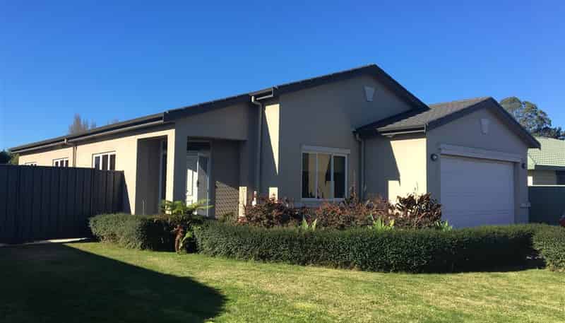 7 Delta Mews Place, Clive