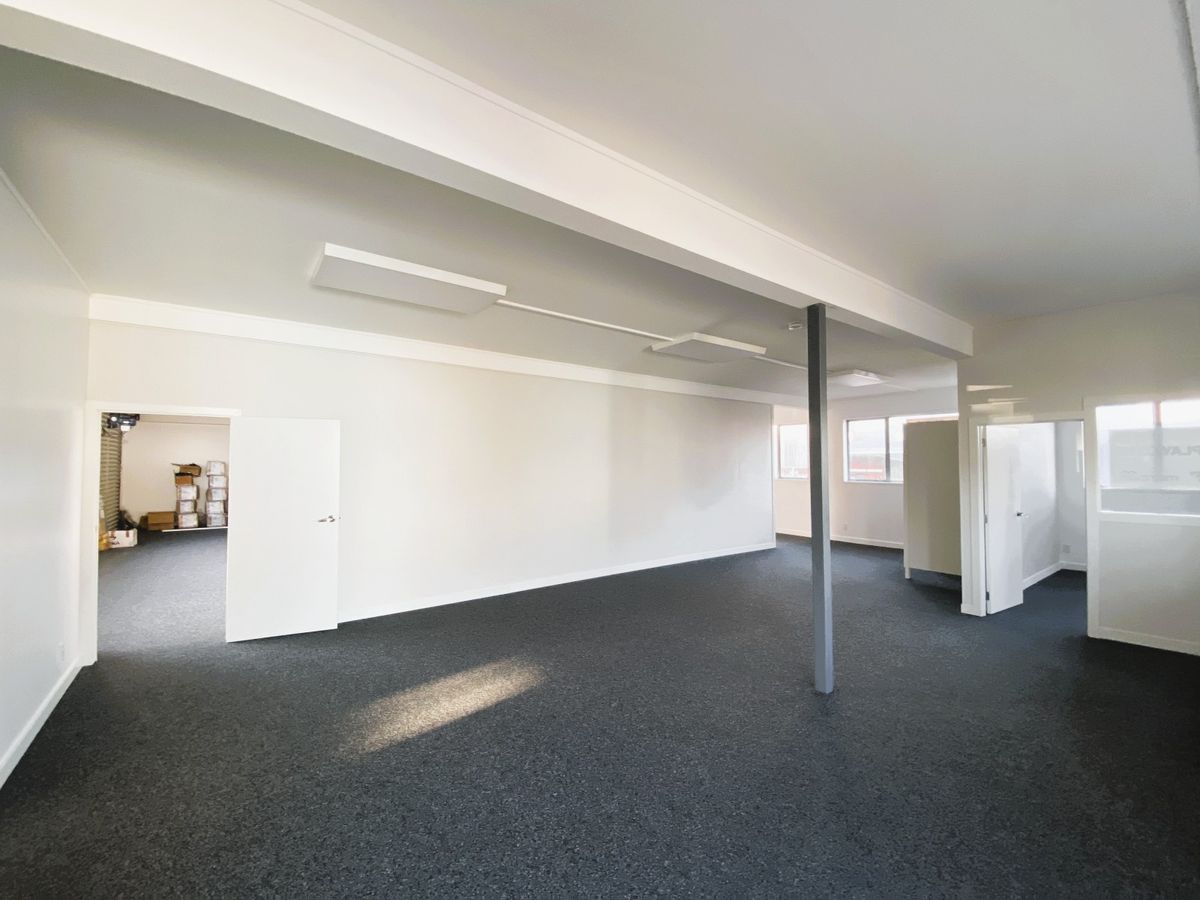 Ground Level Gem | 220 m² | Showroom/Office - Vista 5