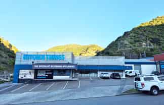 Flexible Commercial Facility with Strategic Connectivity