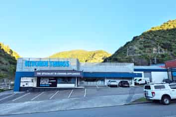 Flexible Commercial Facility with Strategic Connectivity