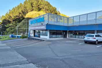 Flexible Commercial Facility with Strategic Connectivity