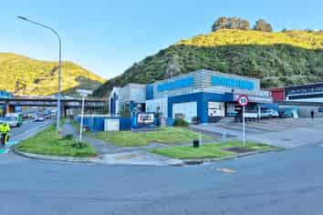 Flexible Commercial Facility with Strategic Connectivity