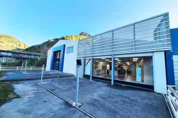 Flexible Commercial Facility with Strategic Connectivity