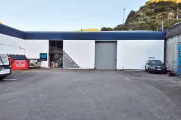 Flexible Commercial Facility with Strategic Connectivity