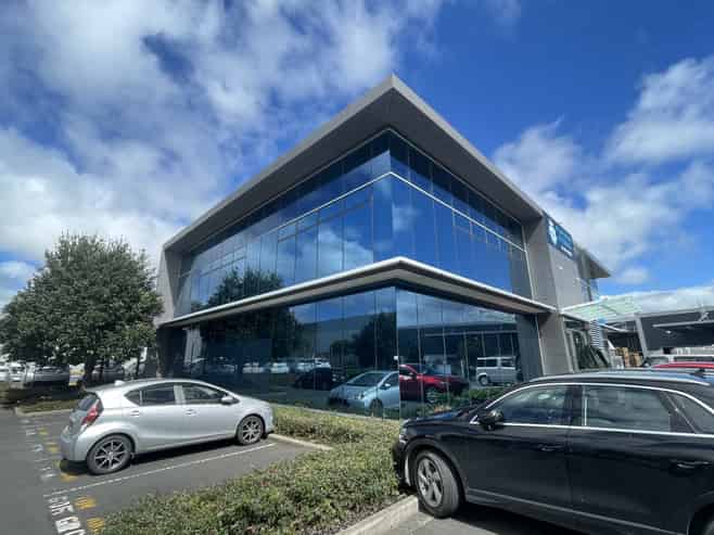 High-quality ground floor office with fit-out