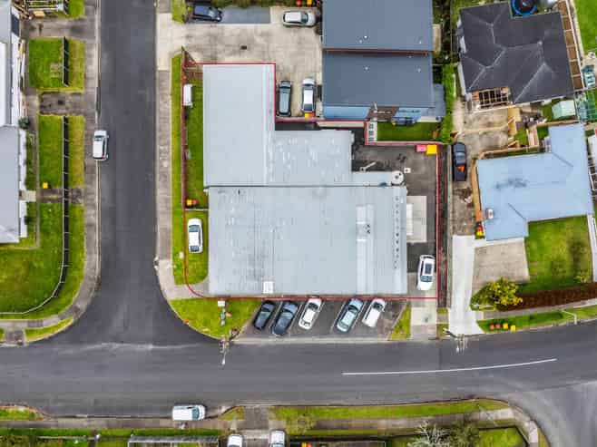 Fee simple, fully-leased, split-risk opportunity