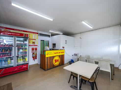 Fee simple, fully-leased, split-risk opportunity