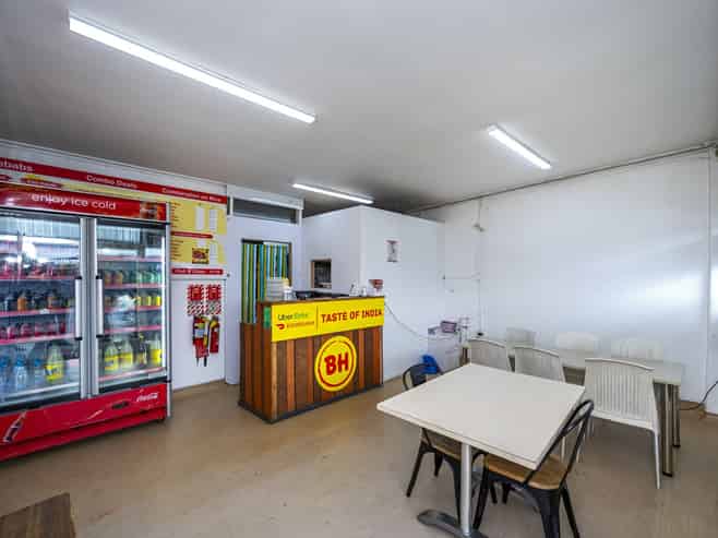 Fee simple, fully-leased, split-risk opportunity