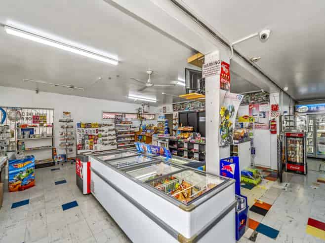 Fee simple, fully-leased, split-risk opportunity
