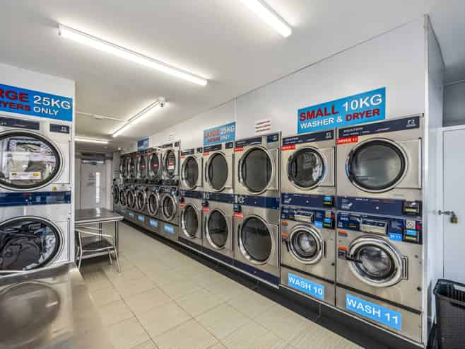 Fee simple, fully-leased, split-risk opportunity