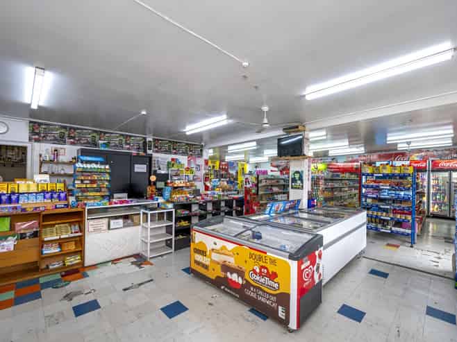 Fee simple, fully-leased, split-risk opportunity