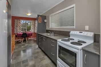 102 Alcoba Street, Kamo