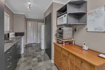 102 Alcoba Street, Kamo