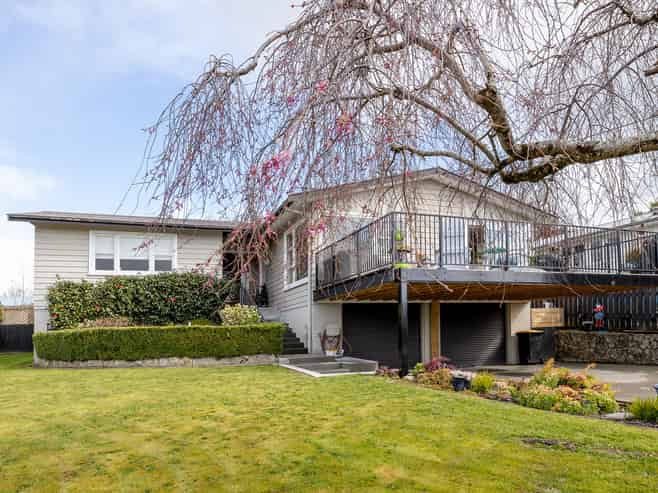 5 Puriri Crescent, Lansdowne