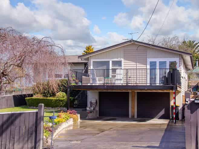 5 Puriri Crescent, Lansdowne