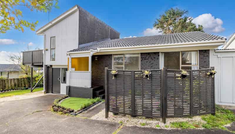 2/307A Wairau Road, Totara Vale