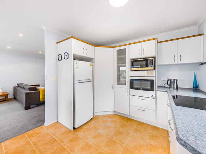 1B Triangle Road, Massey