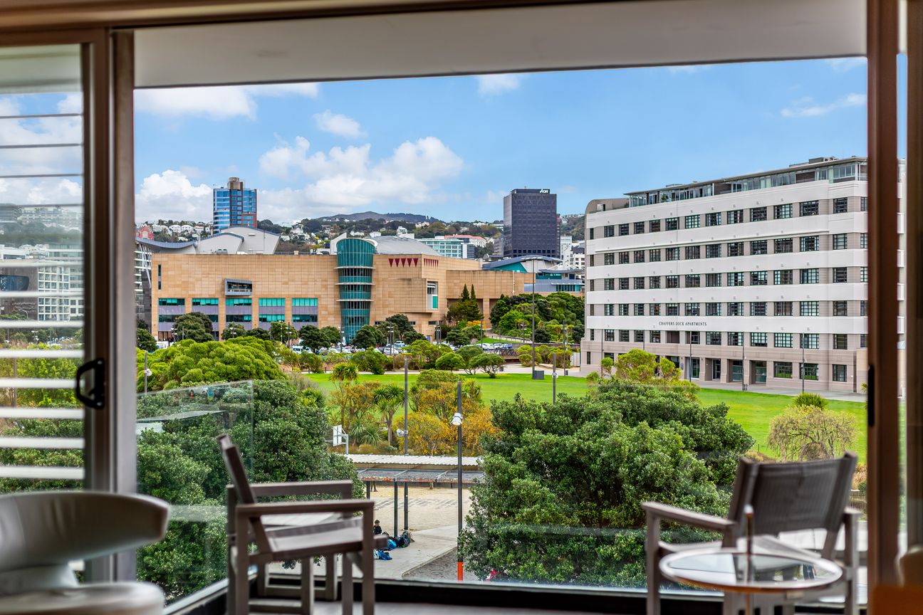 STUNNING CITY-END ORIENTAL BAY APARTMENT. - Bild 3