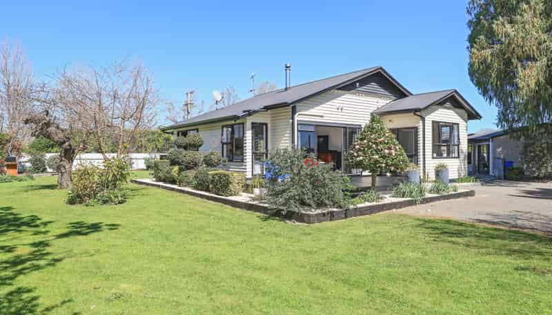 7 Longlands Road East, Longlands