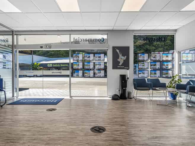 Prime Commerce Street Opportunity: Large Format Office/Retail Space
