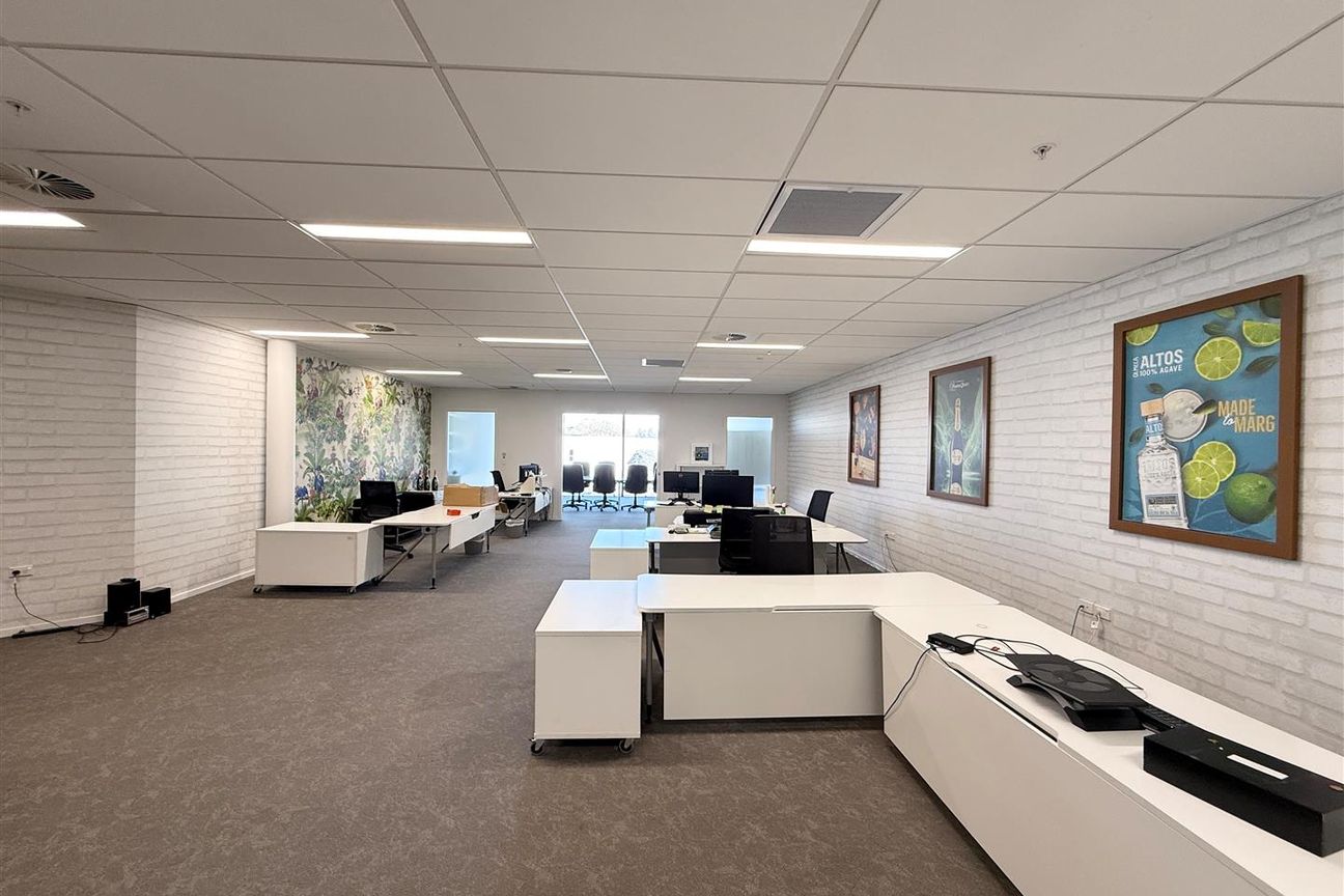 Smart CBD Office with Everything in Place - Vista 4