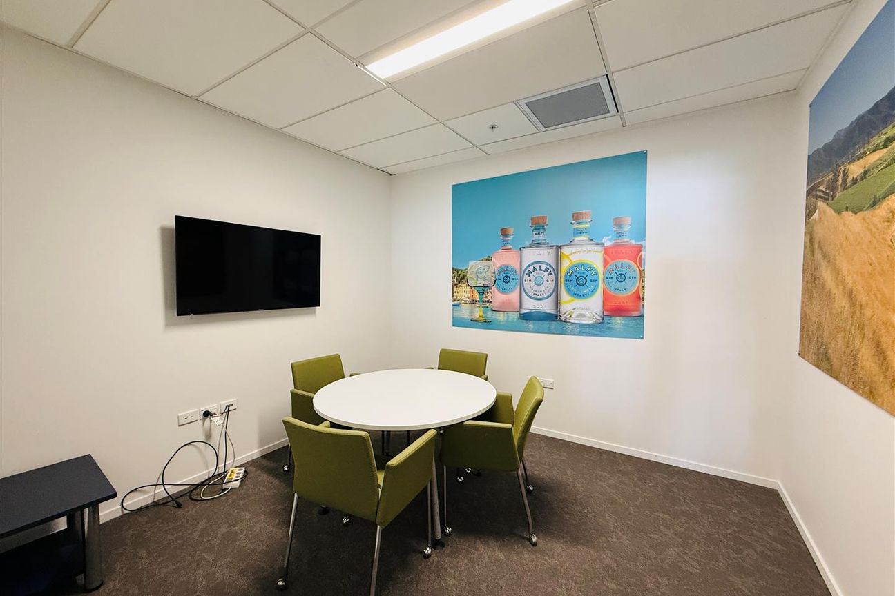 Smart CBD Office with Everything in Place - Vista 5