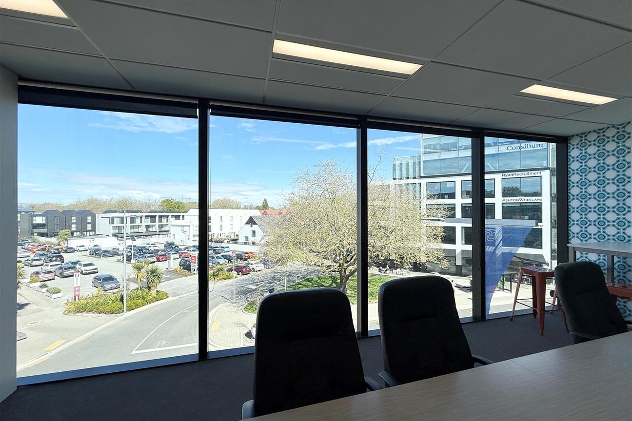 Smart CBD Office with Everything in Place - Vista 3